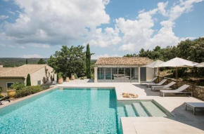 Stone-clad hilltop Villa outside Gordes !